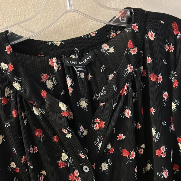 Lane Bryant floral top size 26/28 that shrank and is barely a 2X. - Picture 2 of 2